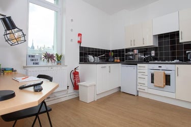 1 bed studio, Cowgate, Old Town, Edinburgh, EH11NQ - Image 1